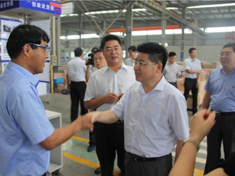 庆祝党的生日 慰问一线党员——市委主要向导莅临海博论坛母线慰问